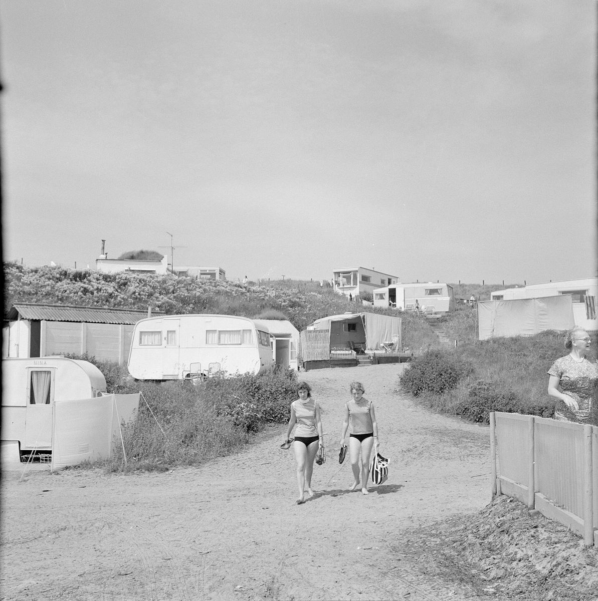 Historisches Schwarzweißfoto von Wohnwagen in den Dünen bei Zandvoort