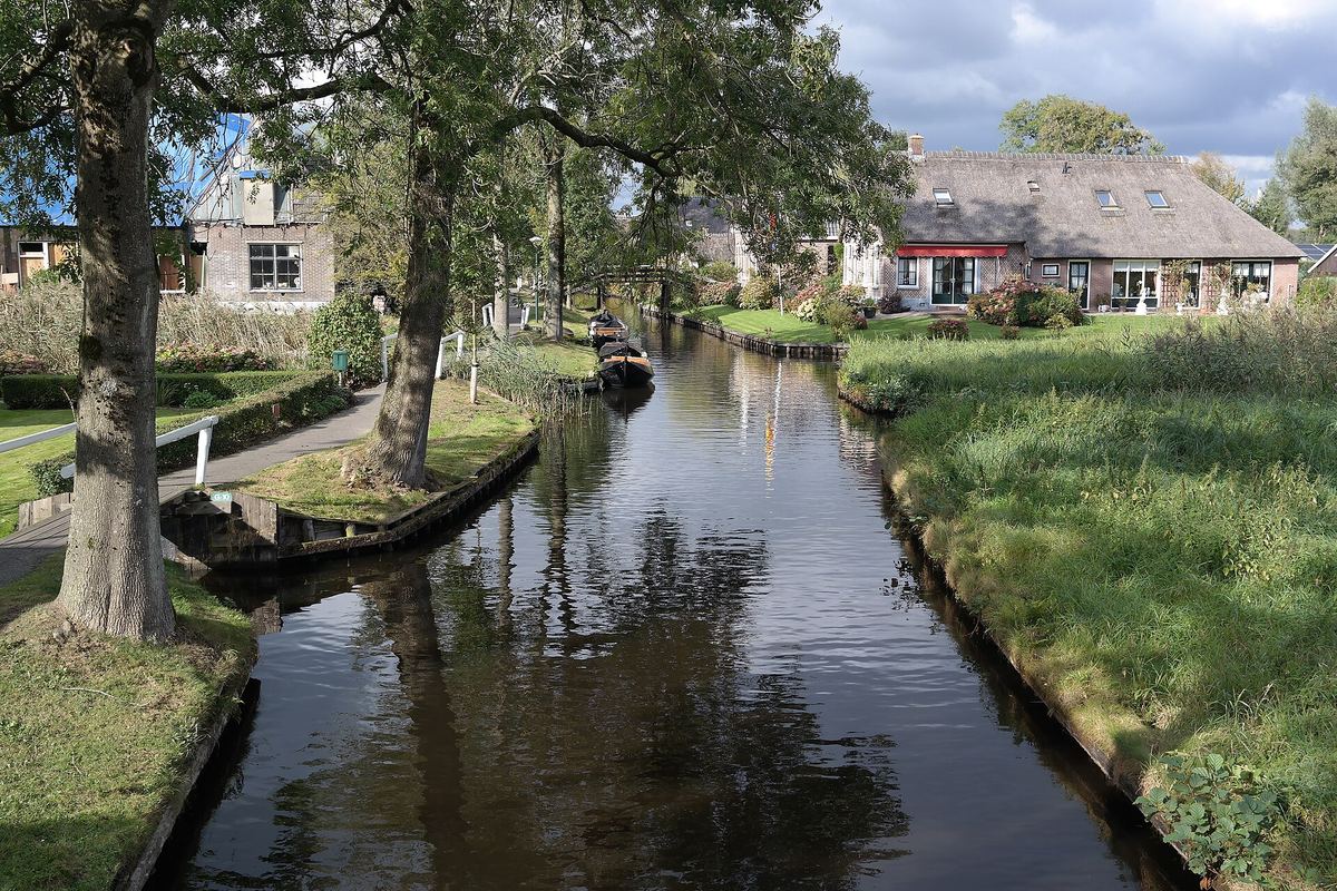 Kanal in Giethoorn mit reetgedeckten Häusern und Booten