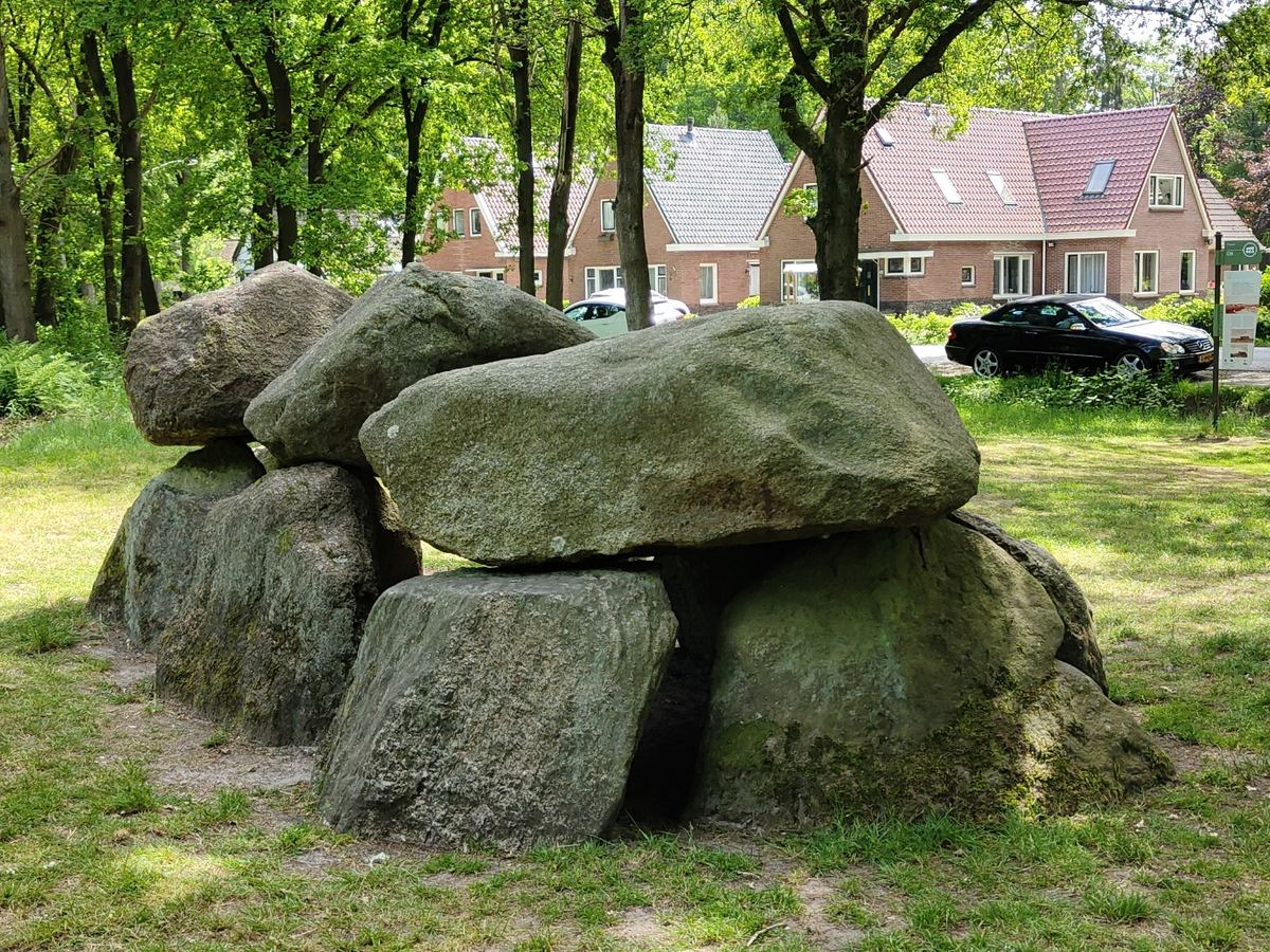 Hünengrab aus großen Findlingen bei Tynaarlo in Drenthe