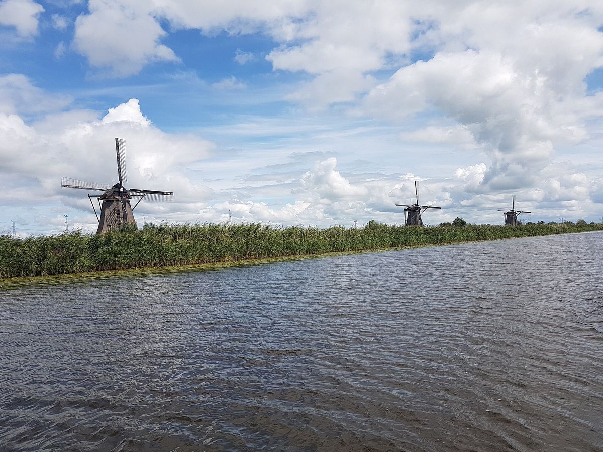 Reihe historischer Windmühlen am Wasser in Kinderdijk