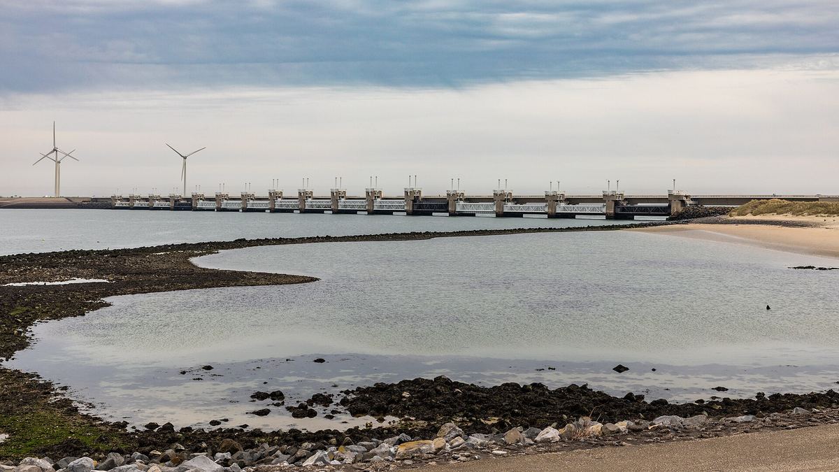 Pfeiler und Schieber des Oosterschelde-Sturmflutwehrs bei Vrouwenpolder