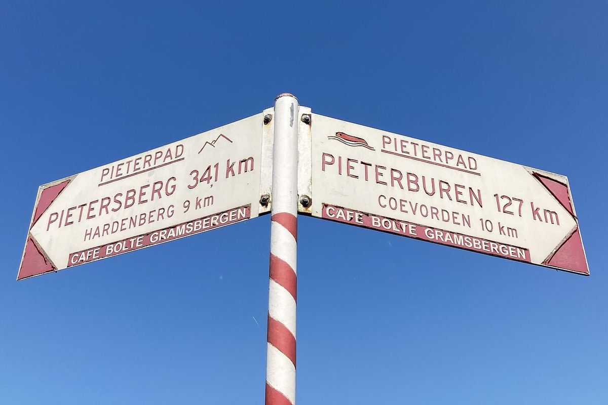 Wegweiser des Pieterpad mit Richtungsangaben in Gramsbergen