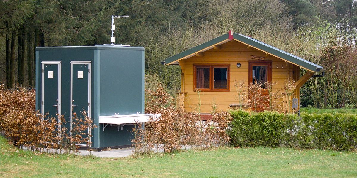Kleine Holzhütte für Wanderer am Waldrand